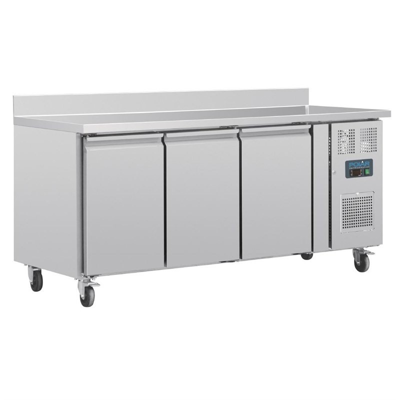 Mesa de trabajo refrigerada Polar serie U de 3 puertas con peto trasero de 417 L UA065 Comprar Mesa de trabajo refrigerada Polar serie U de 3 puertas con peto trasero de 417 L UA065 en Pepebar