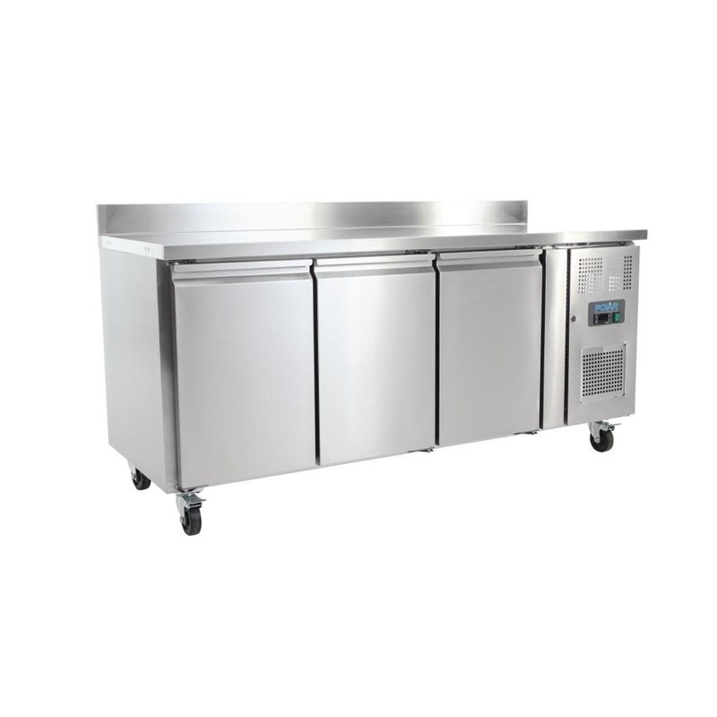 Mesa de trabajo refrigerada Polar serie U de 3 puertas con peto trasero de 417 L UA065 Comprar Mesa de trabajo refrigerada Polar serie U de 3 puertas con peto trasero de 417 L UA065 en Pepebar